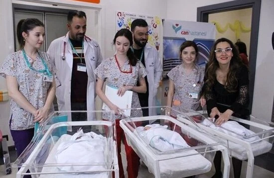 50 yaşlı qadın üçəm anası oldu