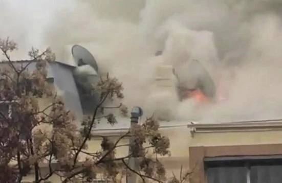 "28 May" metrosu yaxınlığında bina yanır — VİDEO