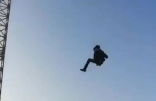 “Roqatka”ya minən uşaq yerə çırpıldı - VİDEO