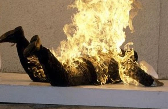 Yolda gedən qadının üzərinə yanan adam düşdü - QORXUNC... + VİDEO