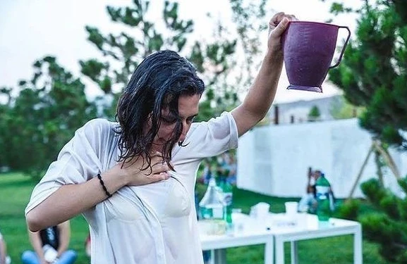 Bakıda məhkəmə icra hakimiyyətinin əleyhinə qərar çıxardı — Yaş paltarda küçə tamaşalarına icazə verildi