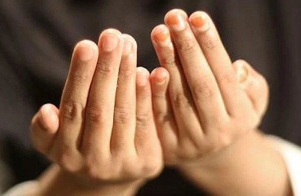 Salavat deyən zamanı əlləri qoşalaşdırmağın və sonra üzə çəkməyin dini mənası varmı?