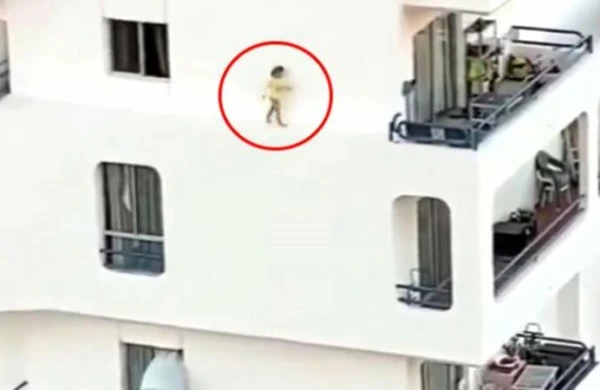 Görüntü izləyənləri dəhşətə gətirdi: Azyaşlı uşaq,görün nə edir