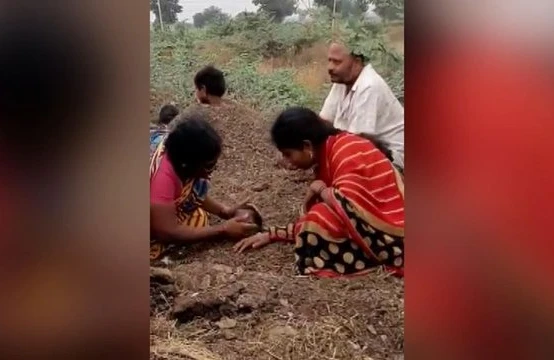 Valideynləri azyaşlıları diri-diri torpağa basdırdı - Səbəbi hər kəsi ŞOK etdi - VİDEO