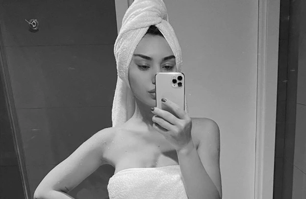 Günel dəsmala bürünüb, hamamdan şəklini yaydı FOTO