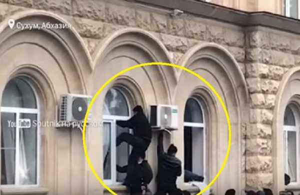 Şok görüntü: Etirazçılar pəncərəni qırıb prezidentin otağına hücum etdi