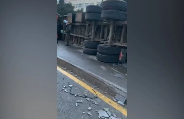 Bakıda dəhşətli qəza:Yük maşını aşdı