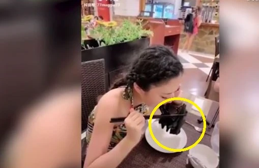 Çinli qız yarasanı belə yeyir - Ürək bulandıran görüntü