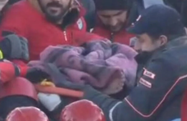 Zəlzələdən 5 saat sonra 12 yaşlı uşaq xilas edildi - Video