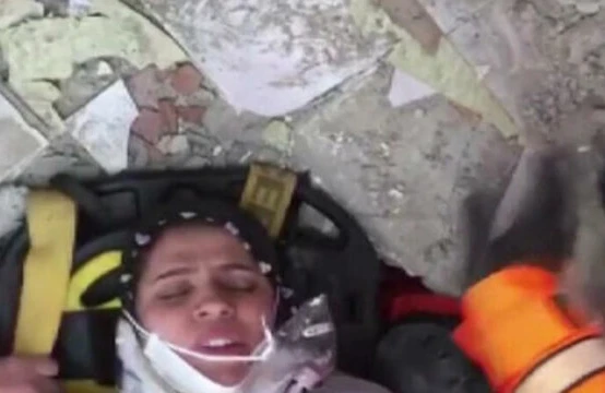 Dağıntının altından sağ çıxarılan ana, görün, NƏLƏR DEDİ – VİDEO