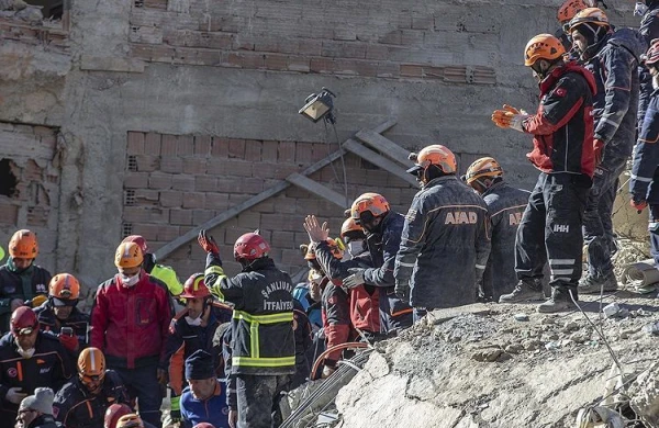 Türkiyədə zəlzələ nəticəsində ölənlərin sayı 38 nəfərə çatıb