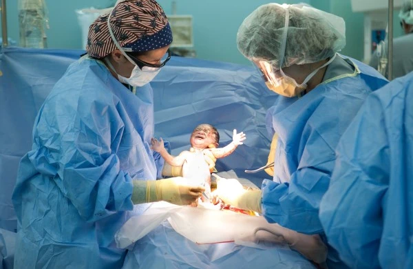 Azərbaycanda 17 yaşlı qız uşaq dünyaya gətirdi - uşaq öldü