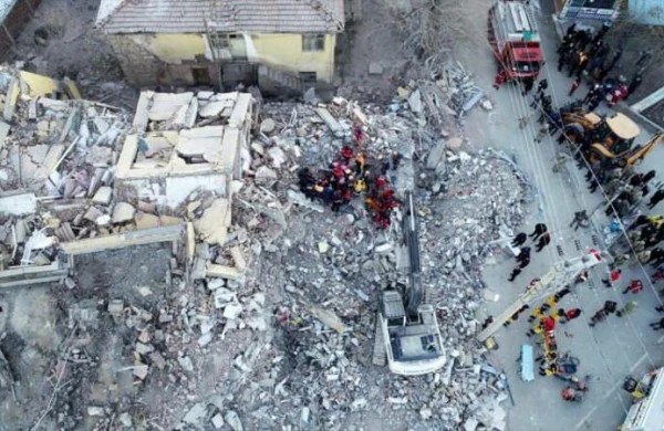 SON DƏQİQƏ: Türkiyədə DƏHŞƏTLİ ZƏLZƏLƏ baş verdi - 38 nəfər öldü, 1607 yaralı var / VİDEO (YENİLƏNDİ)