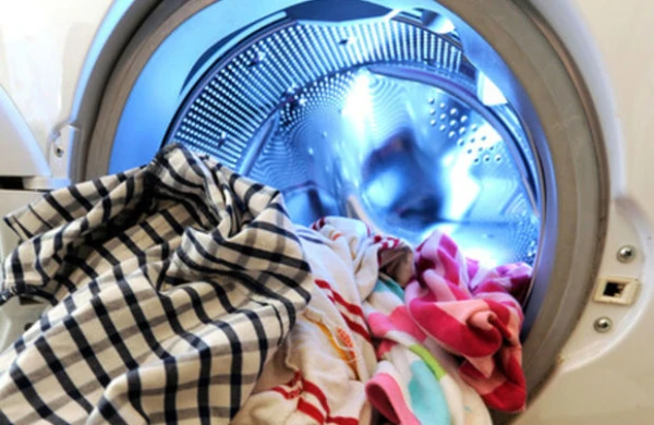 Ana yeni doğulmuş uşağını paltaryuyan maşında yudu