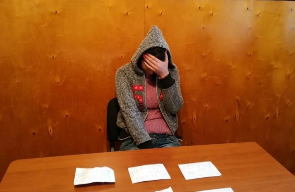 Azərbaycanda əməliyyat:Qadın tutuldu,utandığından üzünü bağladı +FOTOLAR