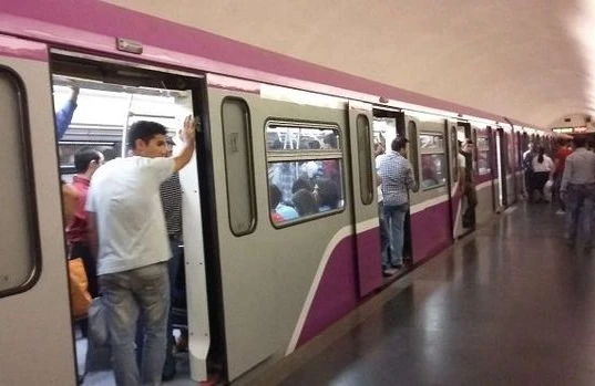 Bakı metrosunda həyəcanlı anlar - sərnişin özünü qatarın altına atıb