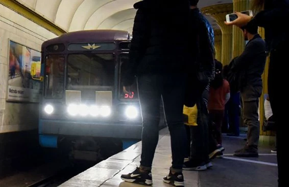 Bakı metrosunda sərnişin özünü qatarın altına atdı - VİDEO