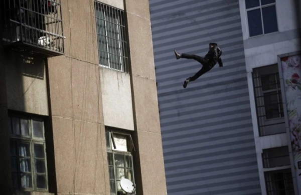 Bakıda kişi 16-cı mərtəbədən yıxılaraq həyatın itirdi