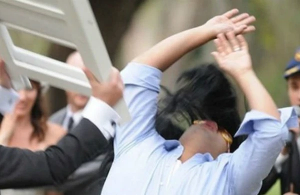 Hesab çox gəldi,müştərilər administratoru döydü