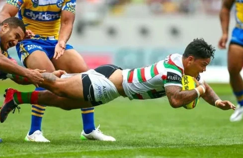 İdmanda biabır olanlar: Birinin pariki, digərinin şortiki düşdü +VİDEO