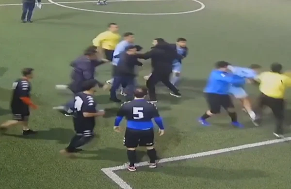 Bakıda keçirilən futbol matçında dava, hakim döyüldü - Video