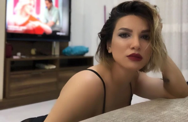 Azərbaycanlı müğənninin oteldə biabırçı görüntüsü: Alt paltarında...