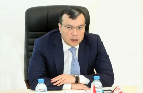 Nazir iclas zamanı hamını təəcübləndirdi- Siqaret alışdırmaqla