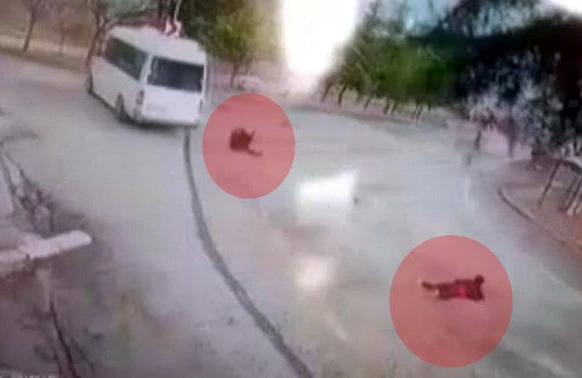 Əyləci boşalan avtobusdan sərnişinlər özlərini belə atdılar - VİDEO