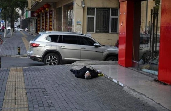 Ruhlar şəhərində adi görüntü: küçədə ölürlər, yaxınlaşan olmur - VİDEO