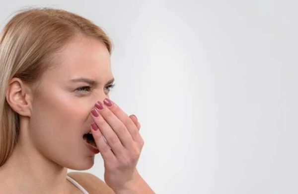 Ağız qoxusunun qarşısını alan İNANILMAZ ÜSULLAR