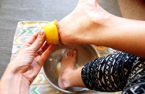 Qripi 10 dəqiqəyə aradan qaldıran üsul - Ayaqlarınızı limonla...