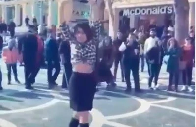 "Tarqovıy"da qızdan inanılmaz  hərəkət: Göbəyini açıb görün nə etdi +VİDEO