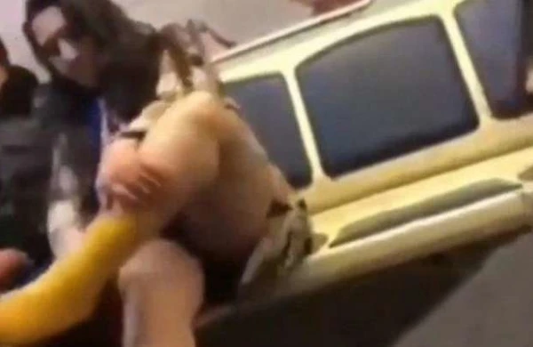 Bakı metrosunda bu da oldu: Qadın görün nə etdi - VİDEO