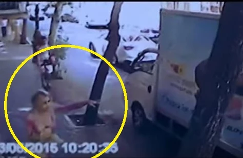 Bakıda transın öldürülməsinin videosu yayılıb: Lüt küçəyə qaçıb (18+)