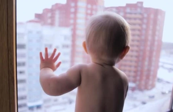 3 yaşlı uşaq altıncı mərtəbədən yıxılıb öldü - Bakıda FACİƏ