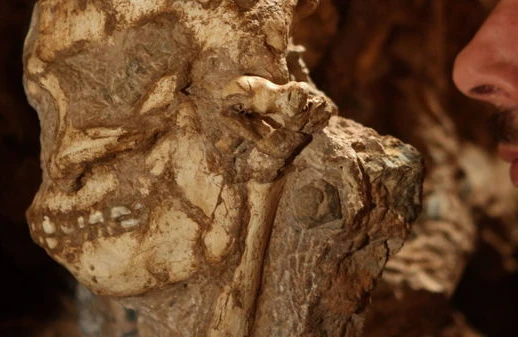 Tənha kişinin evindən üzərinə beton tökülmüş insan qalığı aşkarlandı