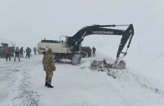 Türkiyədə DƏHŞƏT – Prezidentin köməkçisi uçqun altında qaldı, çox sayda ölü və yaralı var