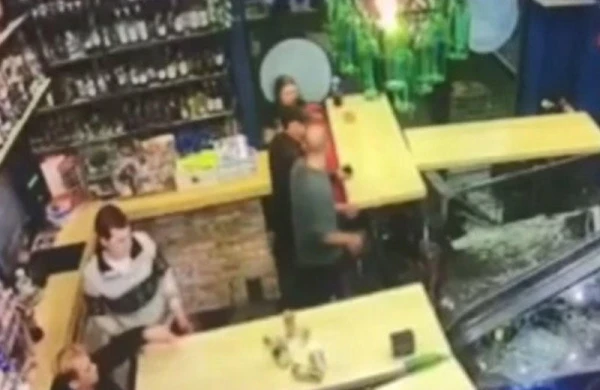 Sərxoş sürücü “BMW” ilə bara girdi - VİDEO