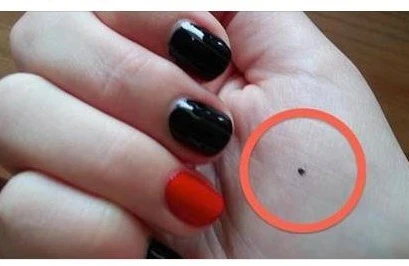 Qadın əlinin içinə nöqtə çəkdi, 5 dəqiqə sonra polislər qapını döydü - SƏBƏB İNANILMAZ