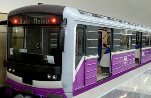 Bakı metrosunda HƏYƏCANLI ANLAR: Qatarların hərəkəti dayandı