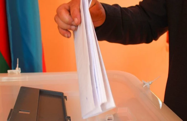 Məntəqə sədri  müşahidəçini  döydü  - ŞOK  VIDEO