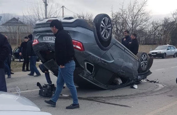 Azərbaycanda divara çırpılan maşın piyadanın üstünə aşdı - FOTO