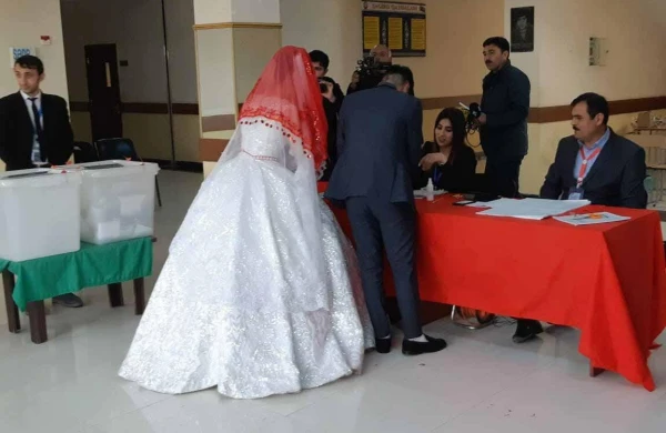 Bəy və gəlin səs verdi - FOTO