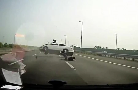 Dəhşətli qəza:  Piyada  havaya  uçdu  18+VİDEO