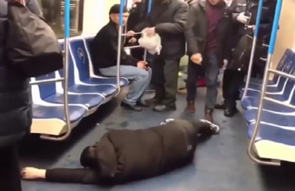 Koronavirusla bağlı metroda zarafat etdi, aləm bir-birinə dəydi - Video