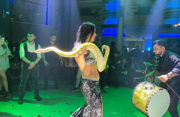 Azərbaycanlı rəqqasə lüt bədənə ilanla elə rəqs etdi ki... +VİDEO