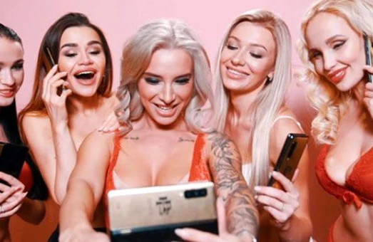 Qızları 18+ reklama çəkdilər,aləm qarışdı +VİDEO