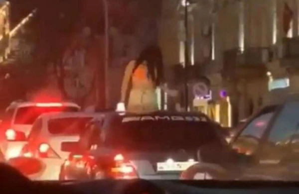 Bakıda qız avtomobilin damında "oyun çıxartdı" - VİDEO