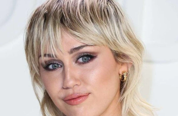 Məşhur müğənni biabırçı şəklini paylaşdı - FOTO