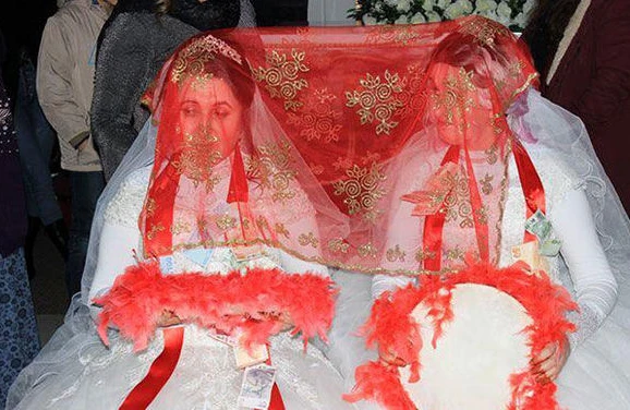 İki bacıya bəysiz toy etdilər - FOTO